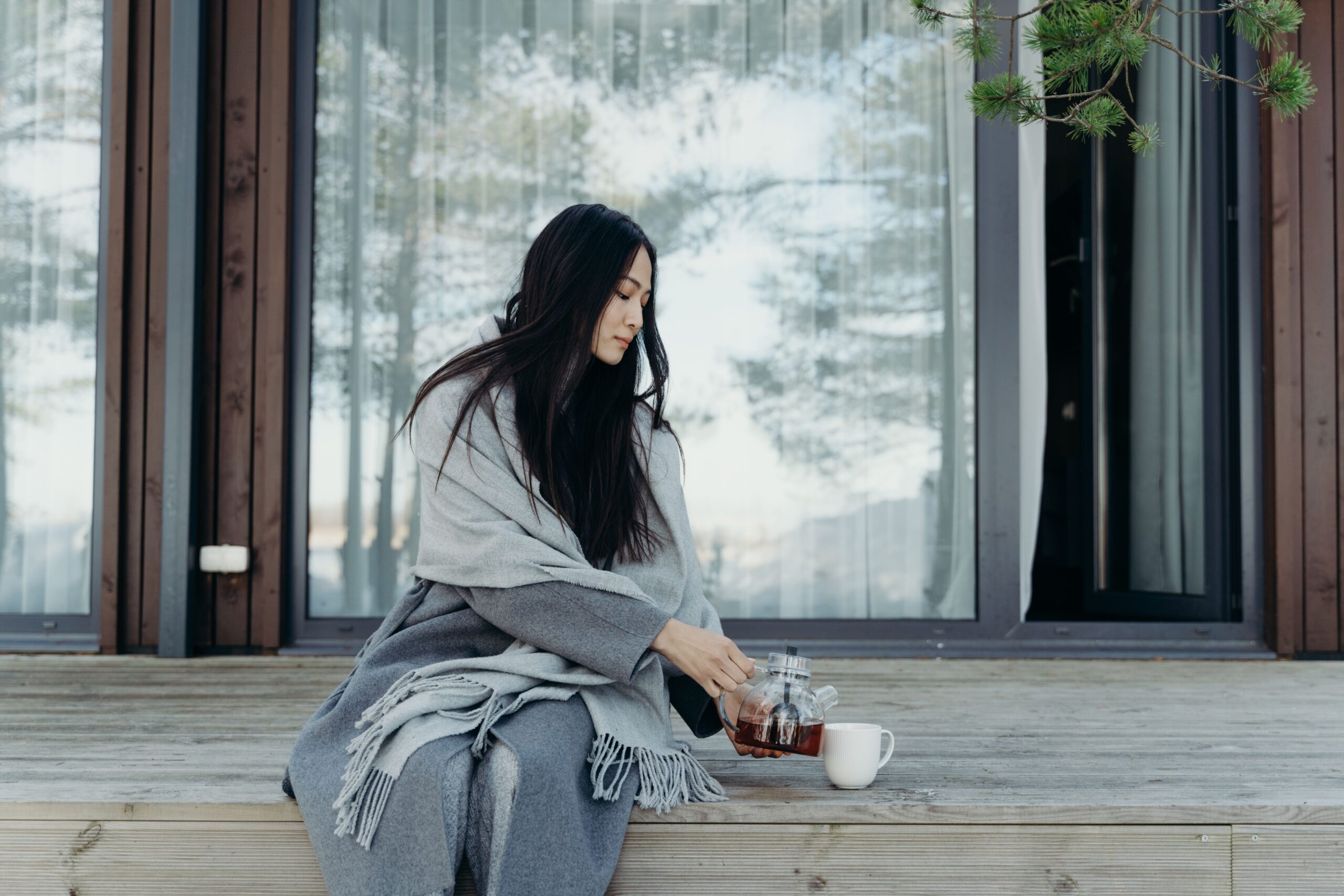 温かいお茶を淹れる女性（記事2ヒーロー画像）