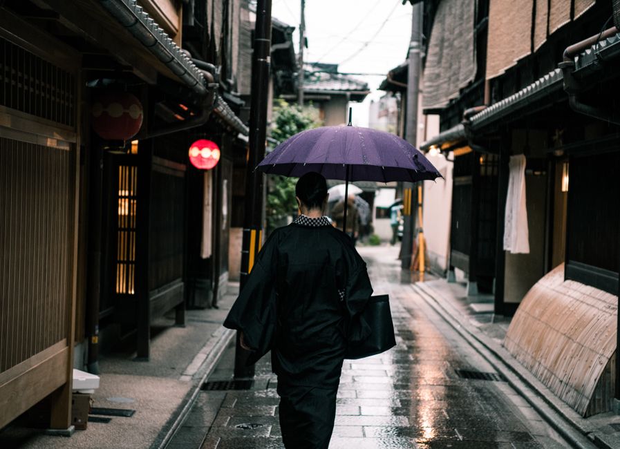 【2026年】レインウェア・雨具のおすすめ4選｜突然の雨に困らないために（ヒーロー画像）