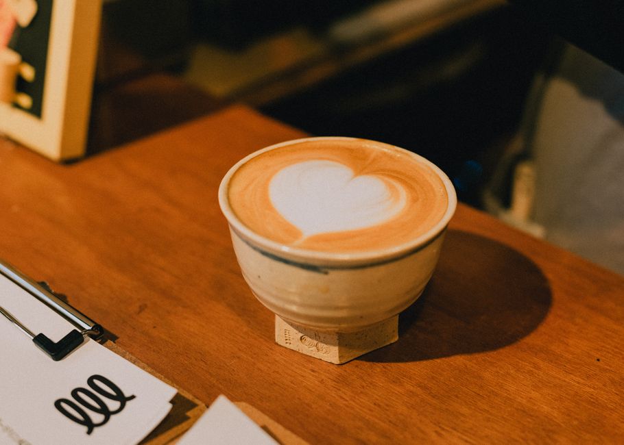 自宅でコーヒーを淹れる人（記事5ヒーロー画像・差し替え）